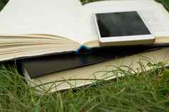 书智能手机绿色草背景概念教育培训