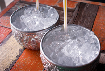 传统的银泰国碗填满冰