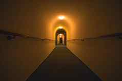 宽拍摄长黑暗隧道令人毛骨悚然的场景