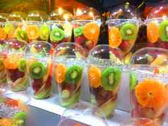 美味的新鲜的切片热带水果塑料容器酒店餐厅健康的食物