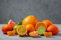 集团柑橘类水果橘子柠檬酸橙橙子葡萄柚表面灰色的表格灰色的墙图像复制空间