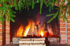 燃烧柴火壁炉装饰圣诞节分支机构云杉