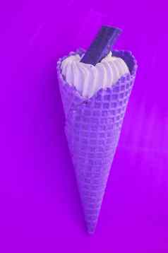 冰奶油锥霓虹灯颜色流行艺术弗拉艺术紫色的背景