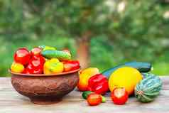 蔬菜西红柿黄瓜红辣椒胡椒西葫芦粘土碗木表格成分准备夏天蔬菜沙拉