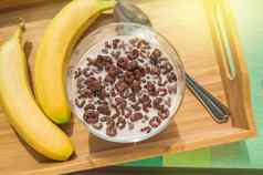 碗燕麦片巧克力片形状信字母牛奶木托盘香蕉健康的早餐概念