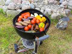 烹饪蔬菜轮烧烤在户外夏天