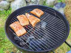 烹饪新鲜的大马哈鱼牛排烧烤在户外夏天