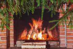 燃烧柴火壁炉装饰圣诞节分支机构云杉