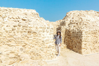 堡<strong>巴林</strong>毁了麦纳麦<strong>巴林</strong>qal atal-bahrain网站博物馆联合国教科文组织遗产旅游女孩堡垒墙