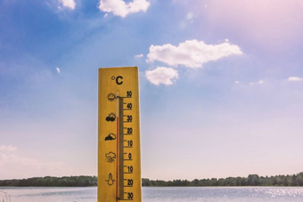 温度计显示度摄氏度热背景湖水蓝色的天空阳光