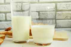 眼镜牛奶表格早餐家庭健康的吃概念世界健康一天