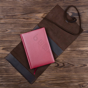 棕色（的）打开手工制作的皮革笔记本封面红色的笔记本内部木背景股票照片奢侈品业务配件