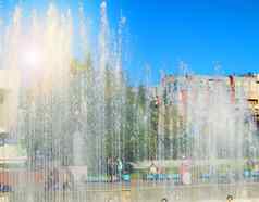 城市喷泉水飞机随机人视图溅阳光明媚的夏天一天