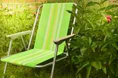 折叠椅子野营位于花园草阳光明媚的夏天一天