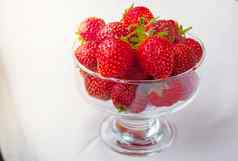 玻璃碗新鲜的成熟的草莓桌布