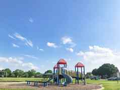 公共操场上孩子们绿色公园阳光明媚的一天德州美国