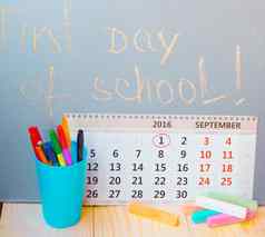一天学校写作黑板上日历文具