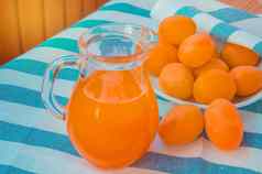 夏天喝新鲜的杏汁玻璃壶杏子条纹餐巾
