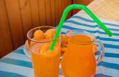 夏天喝杏汁玻璃壶玻璃玻璃杯稻草稻草条纹餐巾阳光明媚的夏天一天