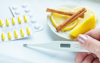 温度计手平板电脑柠檬肉桂概念治疗感冒