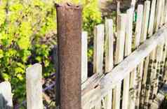 生锈的金属管支柱木栅栏花园春天夏天