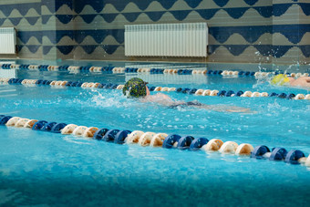 孩子们游泳<strong>自由泳</strong>室内游泳池清晰的蓝色的水