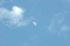 月亮天空背景白色积云云照片中,