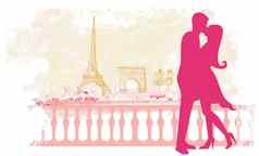 浪漫的夫妇巴黎接吻埃菲尔铁塔塔