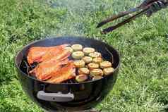 野餐在户外夏天烹饪轮烧烤鱼海低音西葫芦片