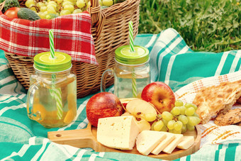 野餐草夏天一天篮子葡萄奶酪面包苹果概念夏天户外娱乐