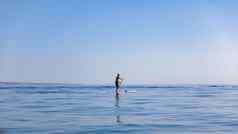 站立会议paddleboardingsupsurfing男人。亚得里亚海海克罗地亚