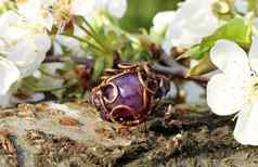 手使铜环紫罗兰色的准宝石的石头