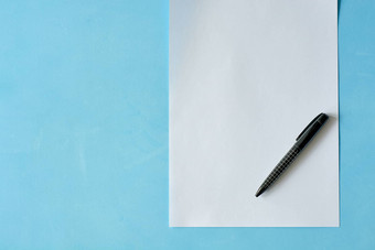 白色表纸黑色的笔Isoleted光蓝色的背景
