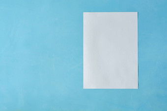 白色表纸Isoleted光蓝色的背景