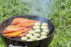 野餐在户外夏天烹饪轮烧烤鱼海低音西葫芦片