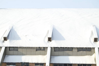 屋顶建设体育机库覆盖雪阳光明媚的冬天一天户外