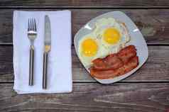 丰盛的早餐板炸鸡蛋培根刀叉餐巾表格特写镜头
