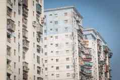 典型的公寓挂衣服蓝色的天空河内越南