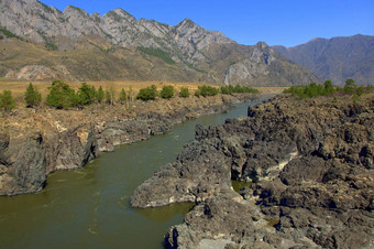 山河棉携带绿松石水域岩石海岸陡峭的悬崖阿尔泰山西伯利亚俄罗斯景观