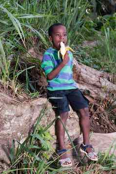 男孩吃香蕉