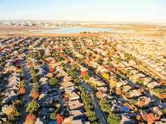 空中视图湖边住宅区域房子业务区达拉斯