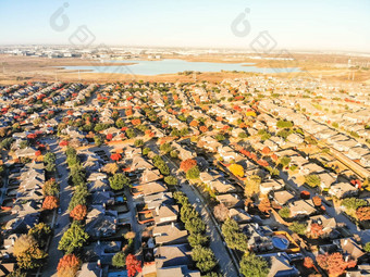 空中视图湖边住宅区域房子业务区达拉斯