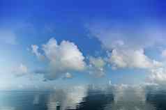 背景图像蓝色的天空海洋