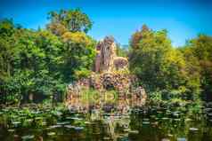 别墅demidoff普拉托利诺公园巨石像的阿潘尼诺巨人雕像池塘完整的睡莲叶子