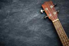 尤克里里琴黑色的水泥背景主轴承烦恼ukulel