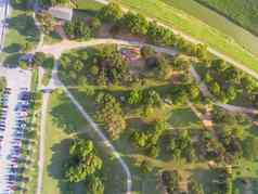空中视图忙停车很多小道的起点城市公园操场上通路休斯顿