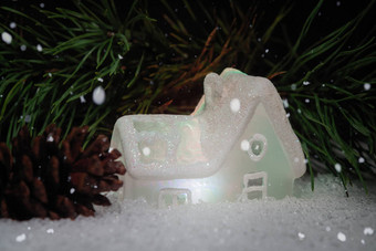 发光的玩具房子站雪背景圣诞节树分支机构圣诞节一年冬天概念首页温暖安慰