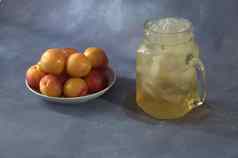 玻璃杯子让人耳目一新汁冰完整的板成熟的杏子特写镜头