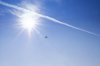 蓝色的<strong>天空背景</strong>蓝色的<strong>天空</strong>明亮的太阳飞机飞行飞机飞行<strong>天空背景</strong>明亮的日落基本<strong>背景</strong>设计