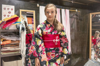 漂亮的女孩和服和服传统的衣服穿受欢迎的日本欧洲女孩和服